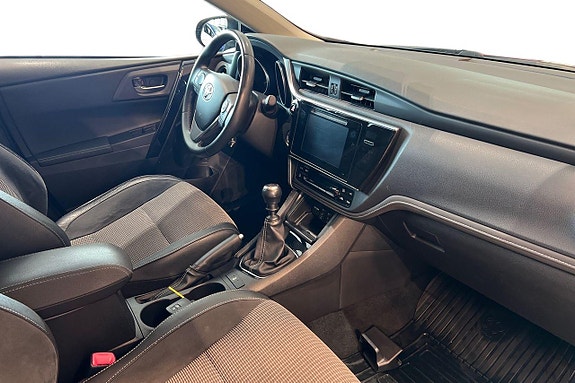 Toyota Auris 8 of 21