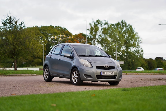 Toyota Yaris 2 of 9