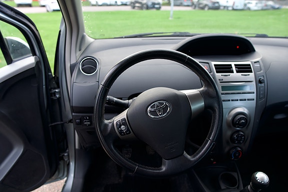 Toyota Yaris 6 of 9