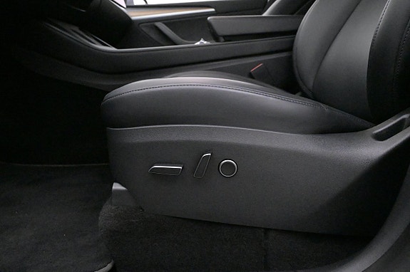 Tesla Model Y 10 of 27