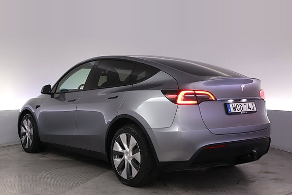 Tesla Model Y 4 of 27