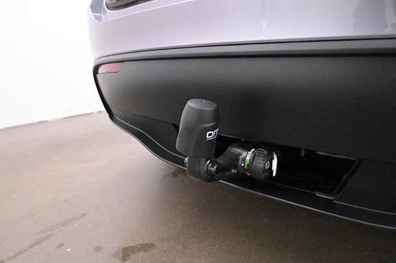 Tesla Model Y 25 of 27