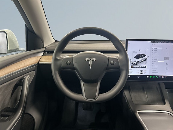 Tesla Model Y 9 of 23