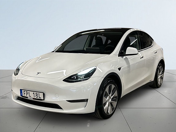 Tesla Model Y 16 of 23