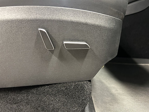 Tesla Model Y 20 of 23