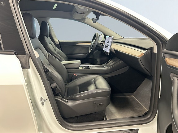Tesla Model Y 10 of 23