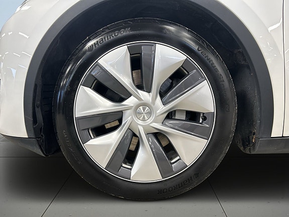 Tesla Model Y 14 of 23