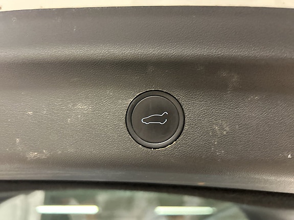 Tesla Model Y 17 of 23