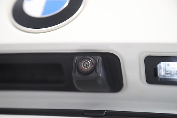 BMW 330i 10 of 16