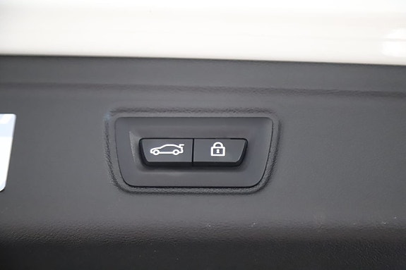 BMW 330i 9 of 16