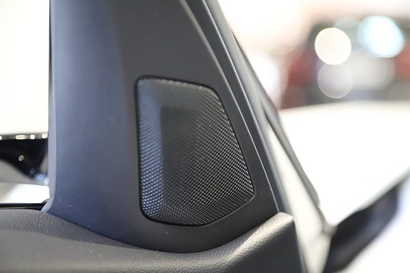 BMW 330i 14 of 16