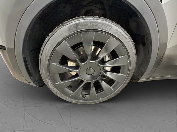Tesla Model Y 29 of 30