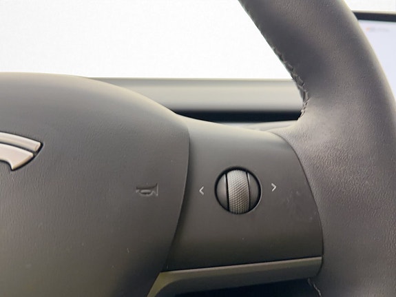 Tesla Model Y 26 of 30