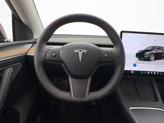 Tesla Model Y 13 of 30