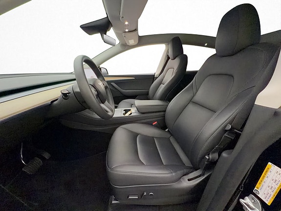 Tesla Model Y 14 of 30