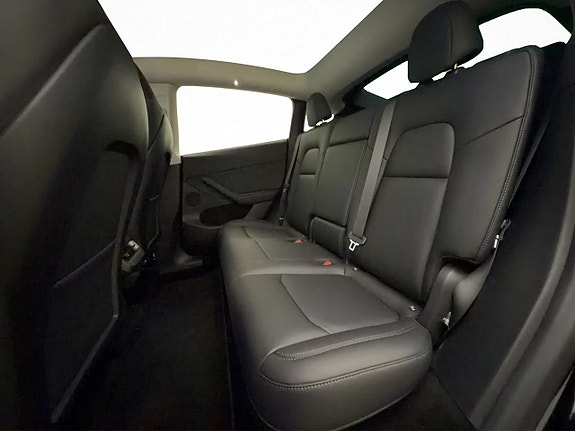 Tesla Model Y 23 of 30