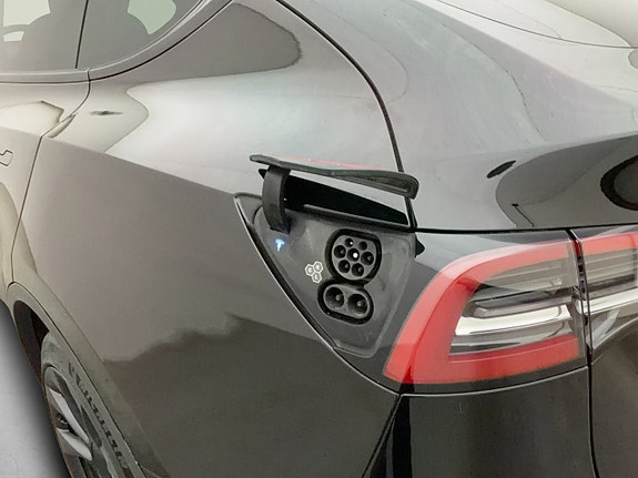 Tesla Model Y 10 of 30