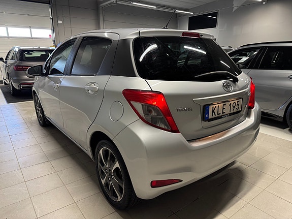 Toyota Yaris 4 of 16