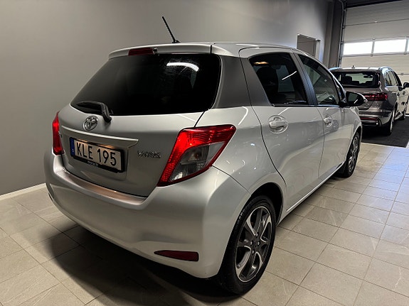 Toyota Yaris 2 of 16