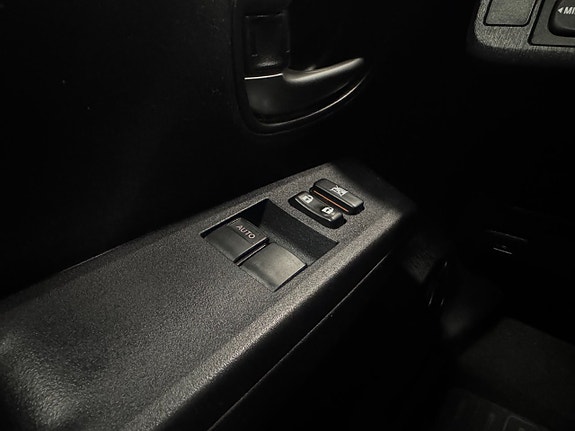 Toyota Yaris 13 of 16