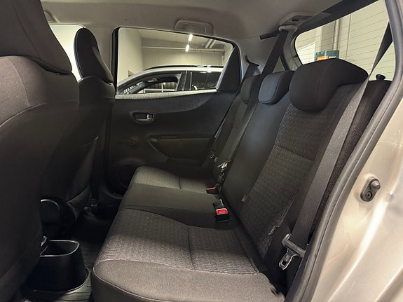 Toyota Yaris 15 of 16