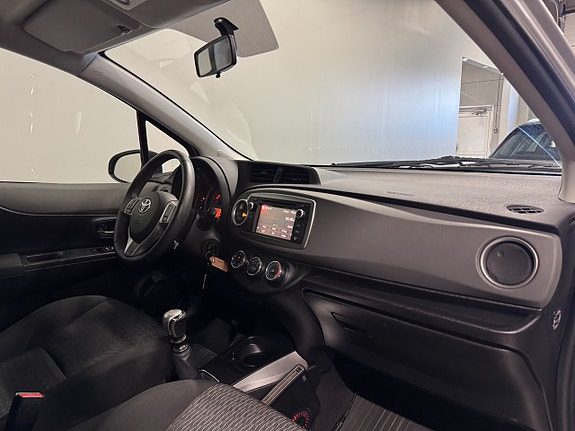 Toyota Yaris 8 of 16