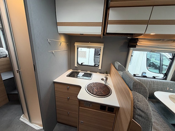 Dethleffs Just 90 T7052 DBM - Queenbed - Nyservad - Taksäng - B-kort 13 of 21