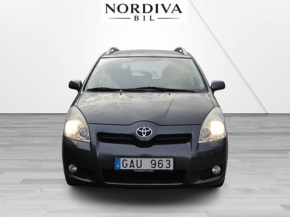 Toyota Corolla Verso 2 of 19