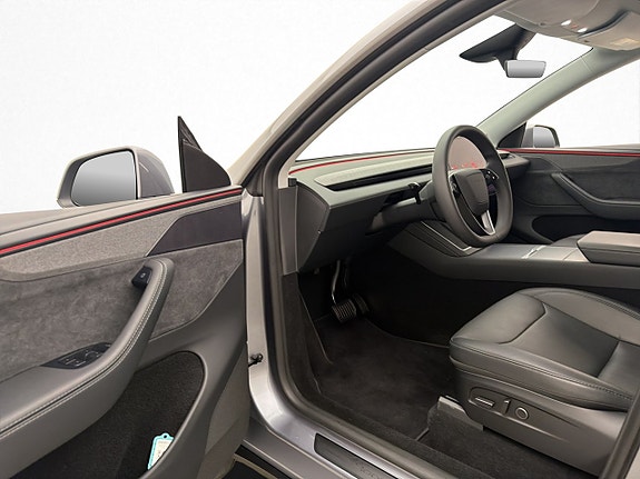 Tesla Model Y 13 of 30