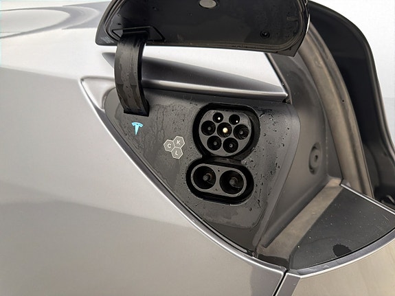 Tesla Model Y 12 of 30