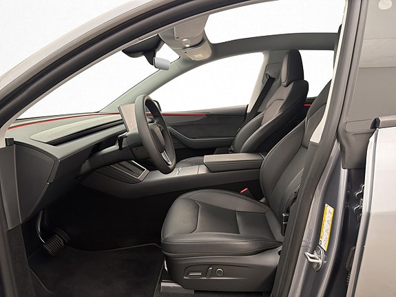 Tesla Model Y 14 of 30