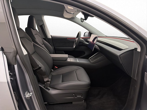 Tesla Model Y 28 of 30