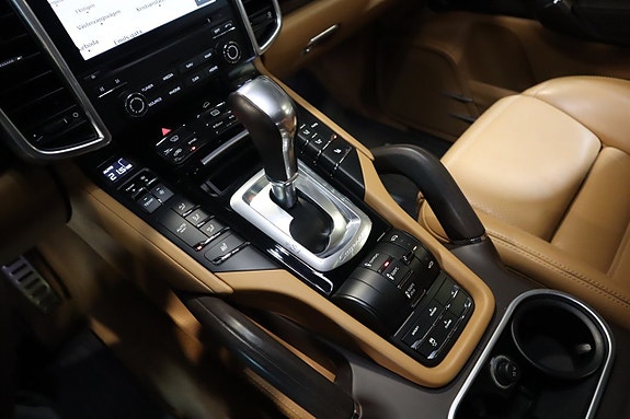 Porsche Cayenne S 10 of 22