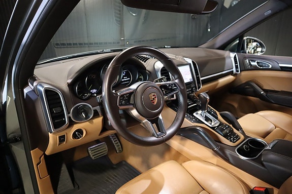Porsche Cayenne S 9 of 22
