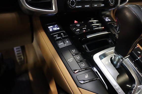 Porsche Cayenne S 12 of 22