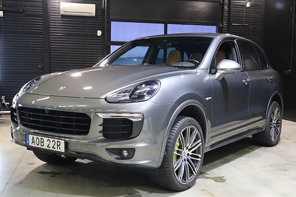 Porsche Cayenne S 3 of 22