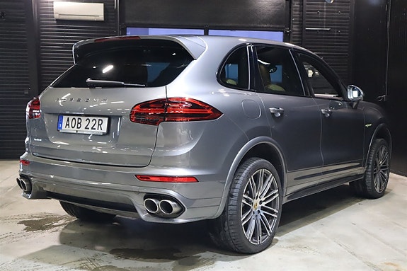 Porsche Cayenne S 6 of 22