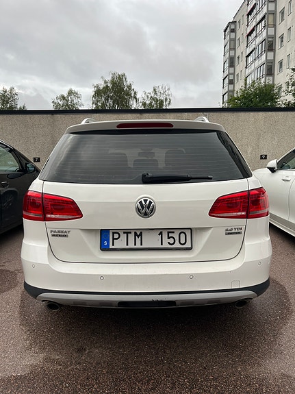 Volkswagen Passat Alltrack 3 of 8