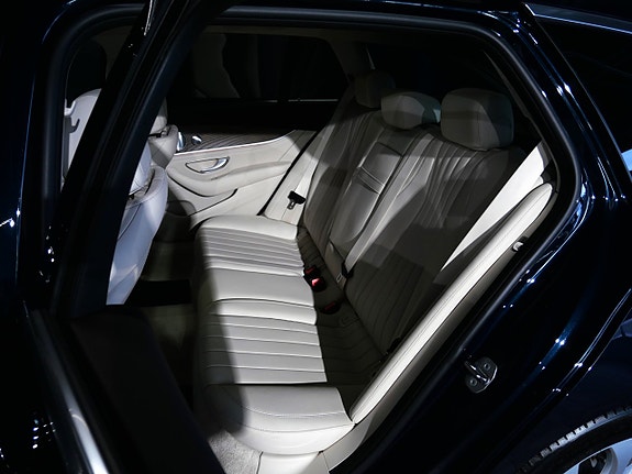 Mercedes-Benz E400 9 of 23