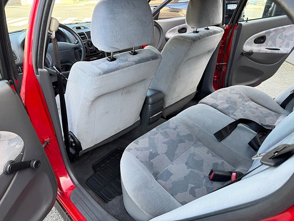 Mitsubishi Carisma 16 of 21