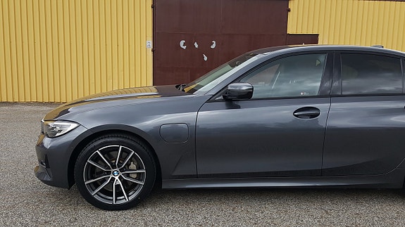 BMW 330e 29 of 29
