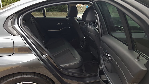 BMW 330e 9 of 29