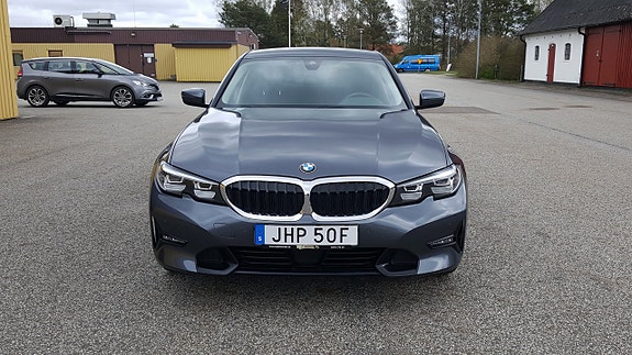 BMW 330e 12 of 29