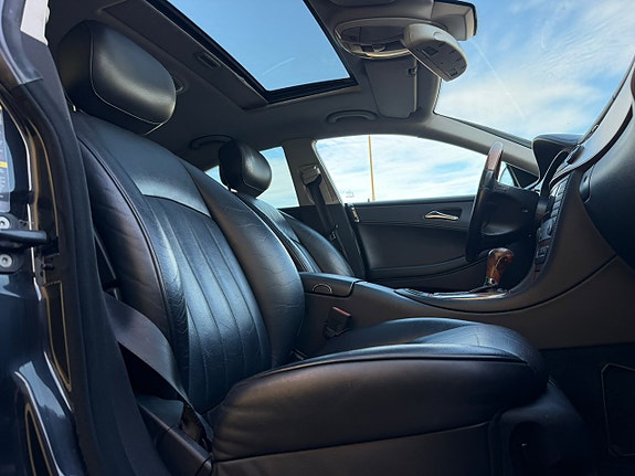 Mercedes-Benz CLS320 7 of 26