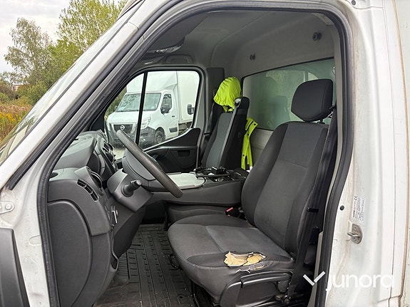 Nissan NV400 9 of 17