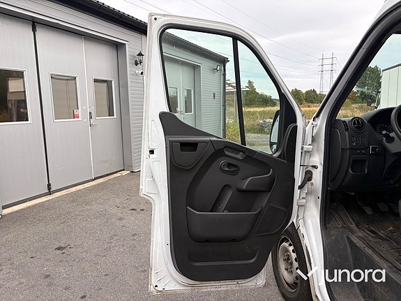 Nissan NV400 13 of 17