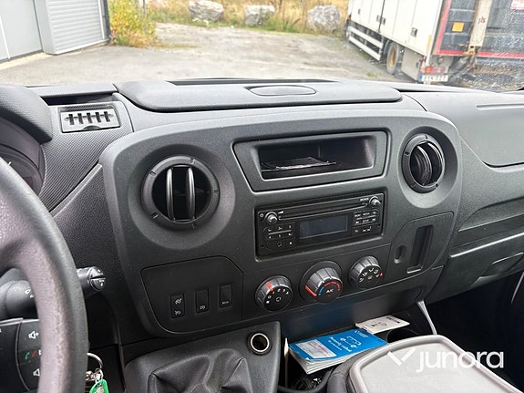 Nissan NV400 11 of 17