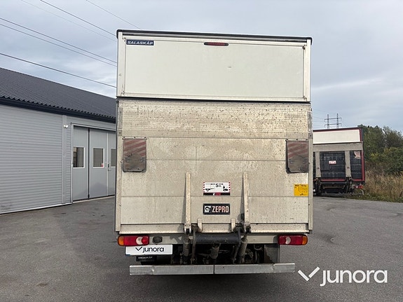 Nissan NV400 4 of 17