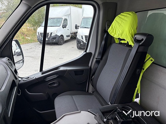 Nissan NV400 12 of 17