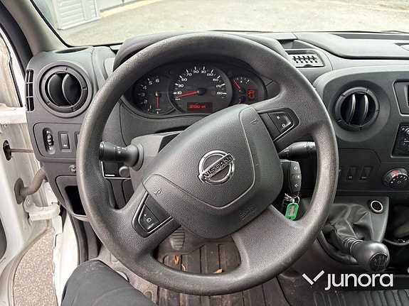 Nissan NV400 10 of 17